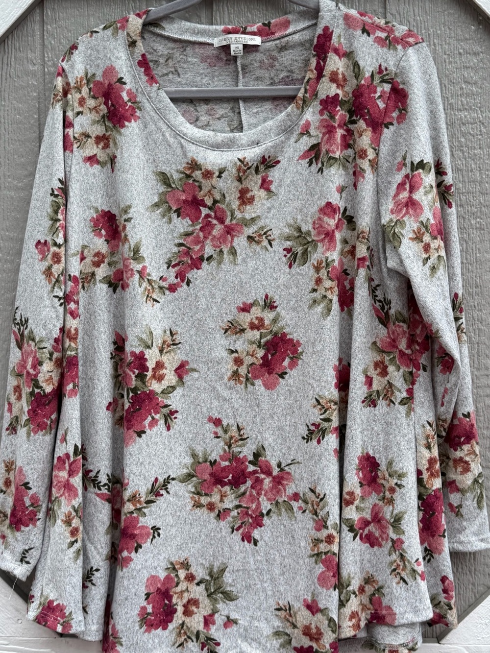 Green Envelope Women’s Floral Scoop Neck Top - Gray with Pink Roses